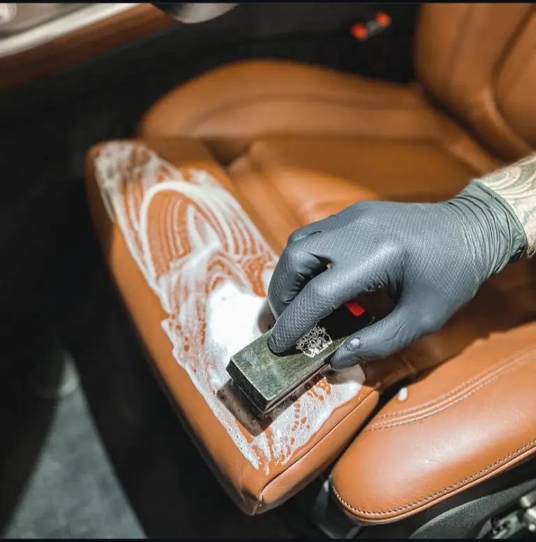 Мастер BRANDBOX наносит керамическое покрытие на салон автомобиля